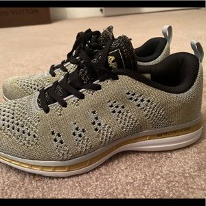 APL size 7 sneaker EUC